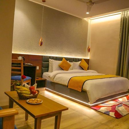 Four Leaf Hotel - Sapphire Blue, Варанасі Екстер'єр фото