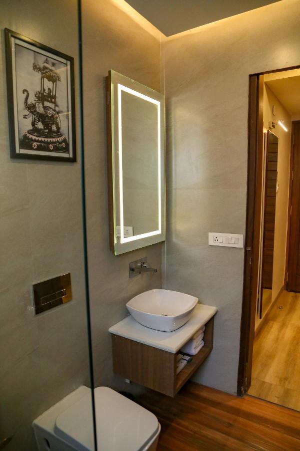 Four Leaf Hotel - Sapphire Blue, Варанасі Екстер'єр фото