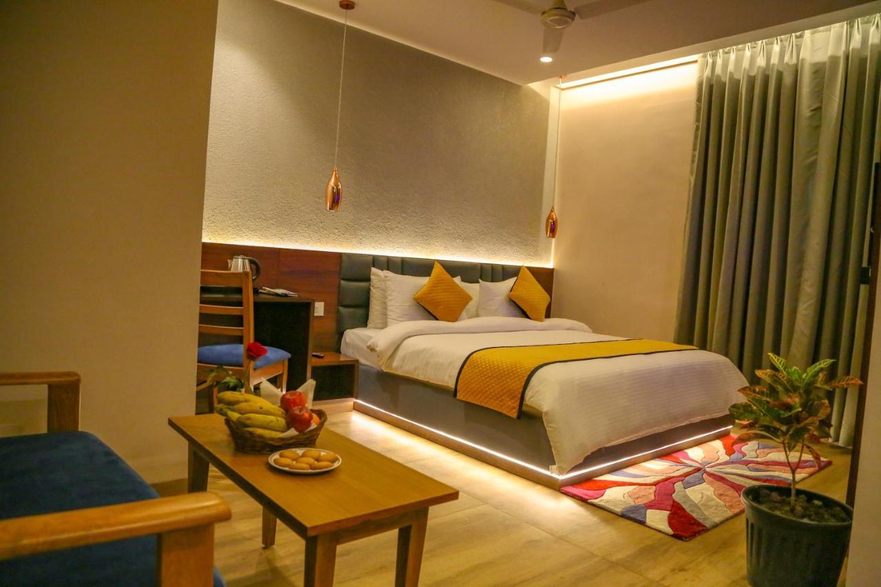 Four Leaf Hotel - Sapphire Blue, Варанасі Екстер'єр фото