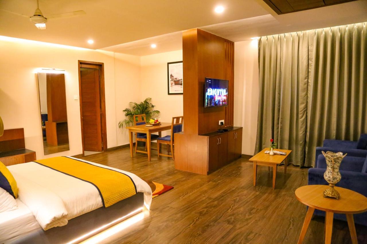 Four Leaf Hotel - Sapphire Blue, Варанасі Екстер'єр фото