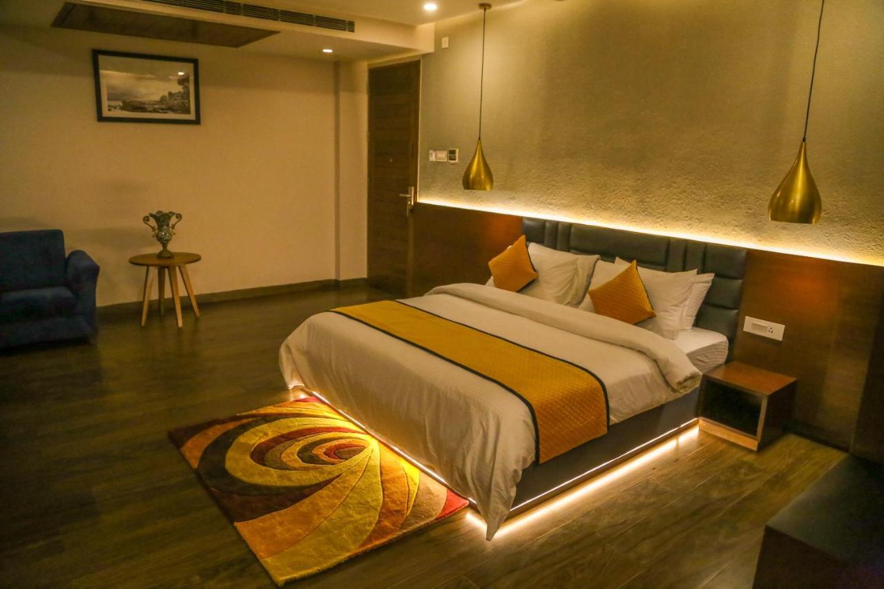 Four Leaf Hotel - Sapphire Blue, Варанасі Екстер'єр фото
