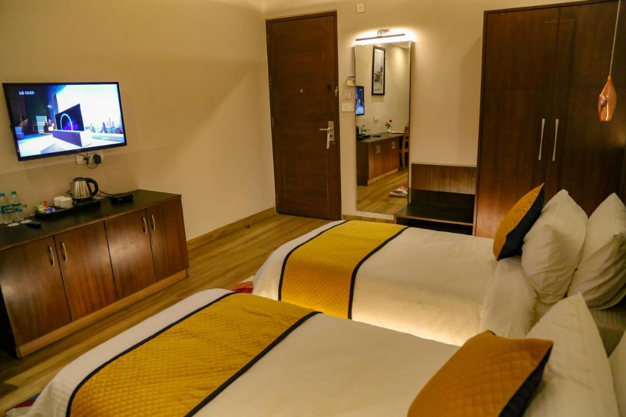 Four Leaf Hotel - Sapphire Blue, Варанасі Екстер'єр фото