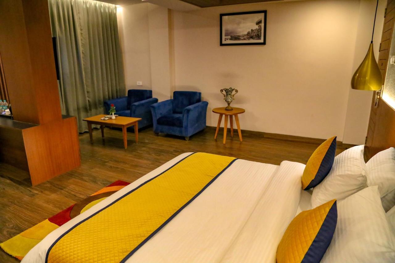 Four Leaf Hotel - Sapphire Blue, Варанасі Екстер'єр фото