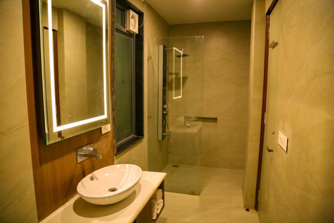 Four Leaf Hotel - Sapphire Blue, Варанасі Екстер'єр фото