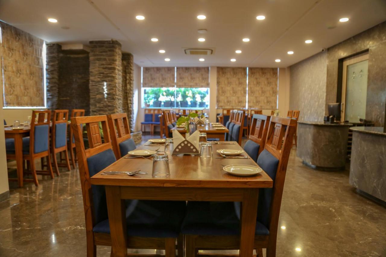 Four Leaf Hotel - Sapphire Blue, Варанасі Екстер'єр фото