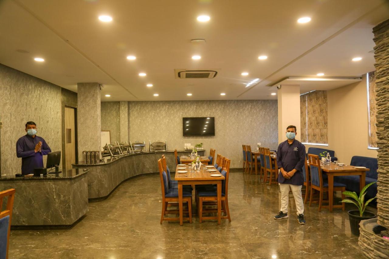 Four Leaf Hotel - Sapphire Blue, Варанасі Екстер'єр фото