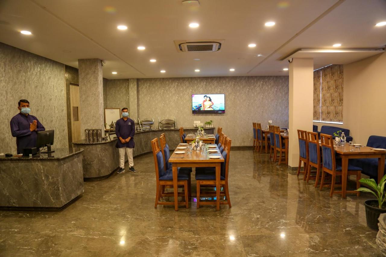 Four Leaf Hotel - Sapphire Blue, Варанасі Екстер'єр фото
