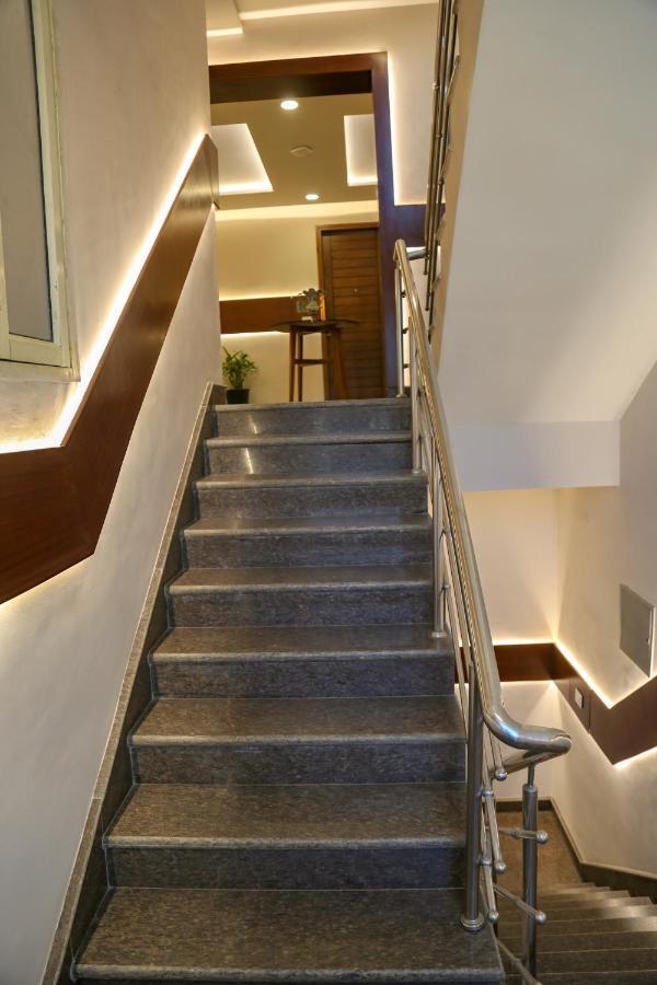 Four Leaf Hotel - Sapphire Blue, Варанасі Екстер'єр фото